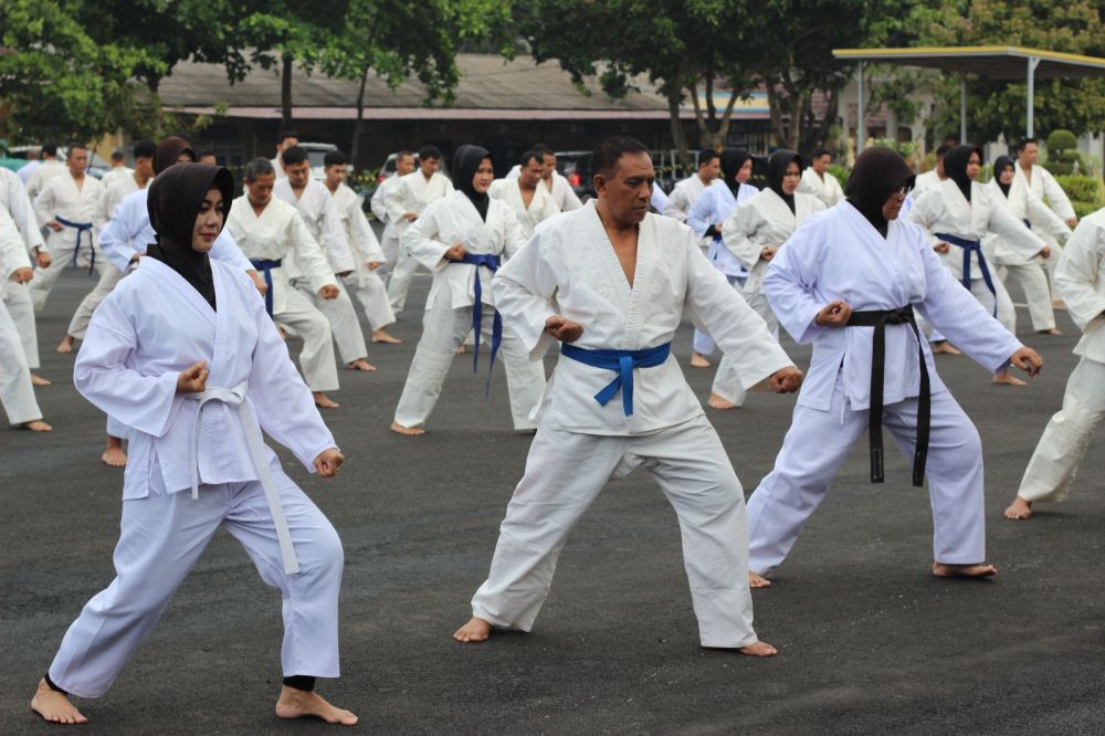 Personil Polres Tuban tingkatkan kemampuan dengan berlatih beladiri