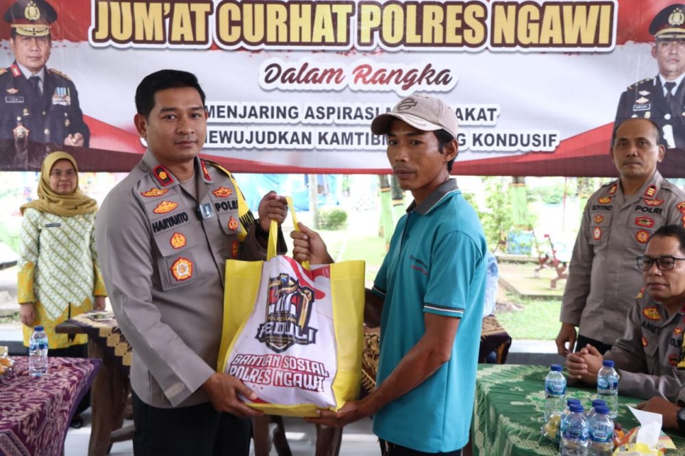 Wakapolres Ngawi Kompol Haryanto saat memberikan sembako ke warga di Jum'at berkah