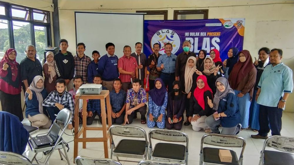 Camat Bulak Bambang Udi Ukoro bersama relawan saat gelar program BLAS