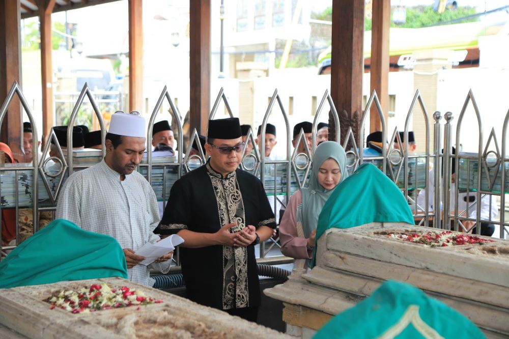 Kapolres Gresik AKBP Adhitya Panji Anom bersama istri ziarah makam wali di Gresik