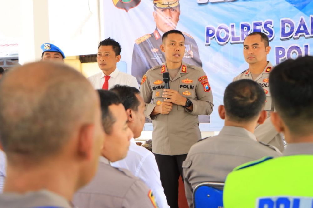 Kapolres Tuban AKBP Rahman Wijaya didampingi Wakapolres Tuban Kompol Palma saat gelar tes urine