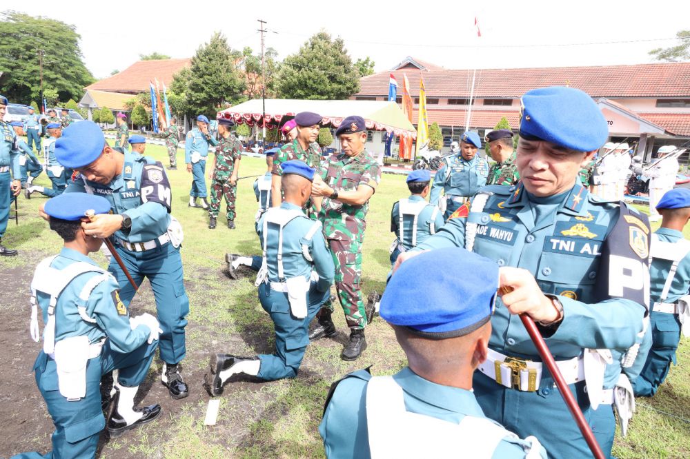 Danpuspomal Brigjen TNI (Mar) I Made Wahyu Santoso saat memakaikan baret ke keluarga baru Pomal