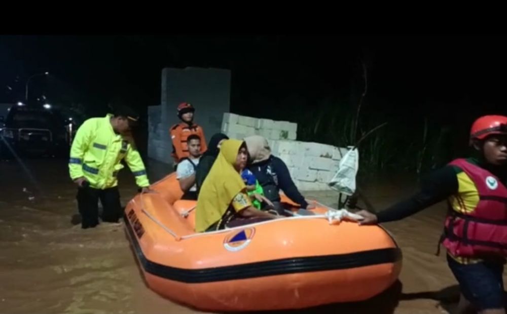 Forkopimda bersama Polres Pasuruan Kota bantu evakuasi warga korban banjir