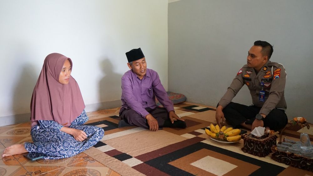 Kapolres Gresik AKBP Adhitya Panji Anom melalui Kaur Regident silaturahmi ke korban tragedi Kanjuruhan