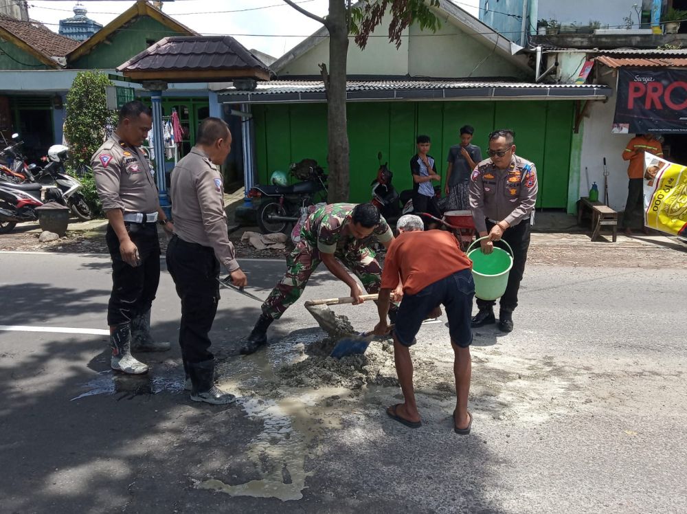 Polresta Malang Kota bersama warga dan TNI lakukan penambalan jalan berlubang