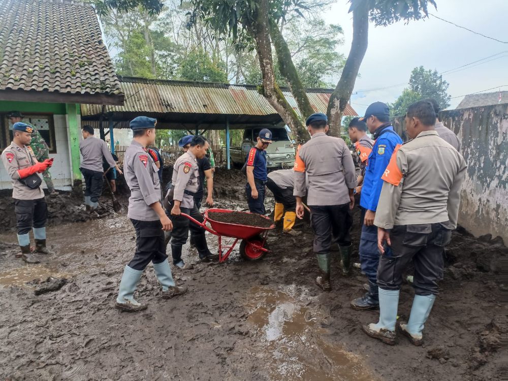 Polres Bondowoso bersama warga dan TNI bersihkan sisa banjir di Bondowoso