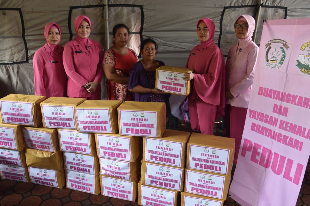 Ketua yayasan Kemala Bhayangkari ny. Yesika saat kunjungan dan bansos