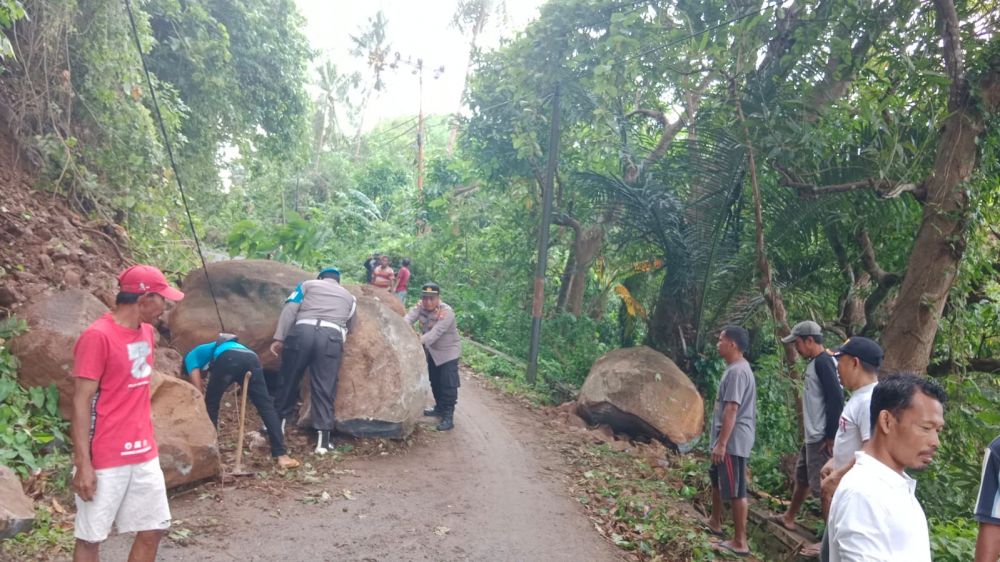 Polres Gresik evakuasi tanah longsor bersama warga dan TNI