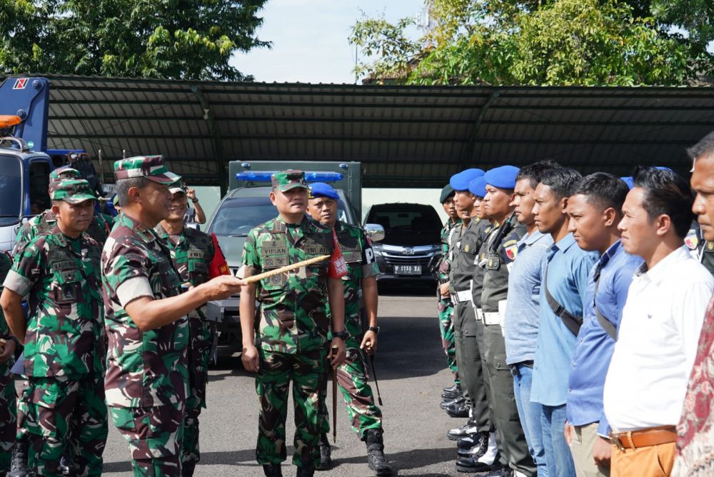 Danrem 084/BJ Brigjen TNI Terry Tresna Purnama saat apel gelar pasukan kunjungan kerja Presiden RI