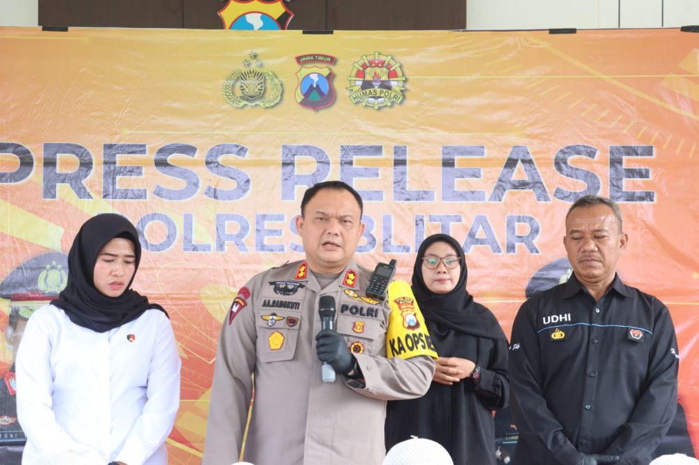 Kapolres Blitar AKBP AA Rangkuti saat memberikan keterangan