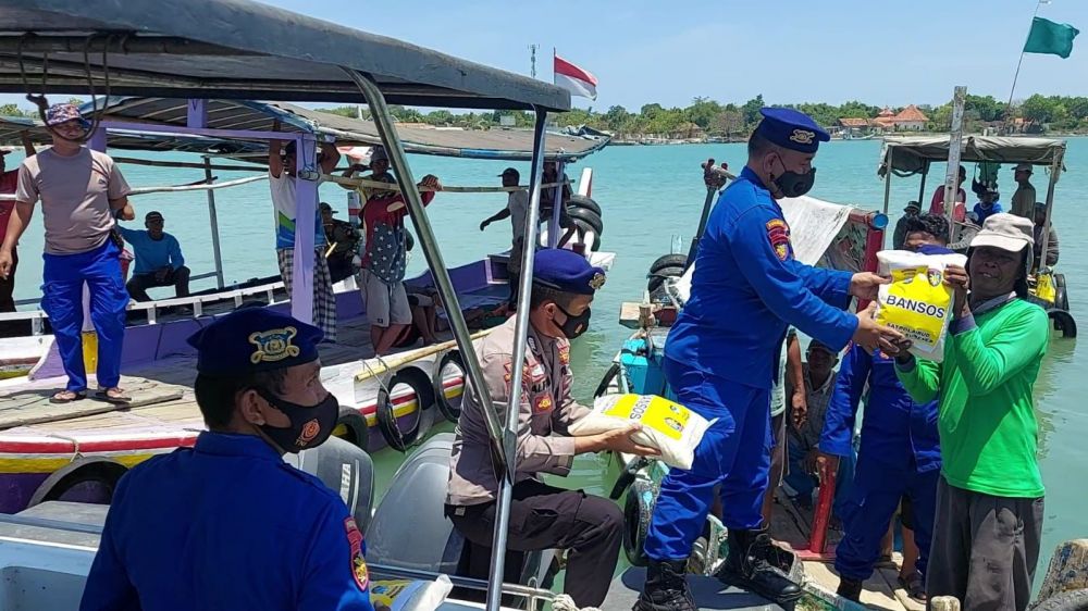 Satpolairud Polres Sumenep berbagi ke nelayan