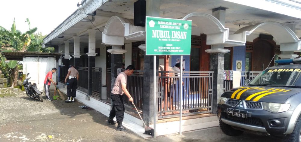 Polres Bojonegoro sambut Isra Mi'raj bersihkan tempat ibadah