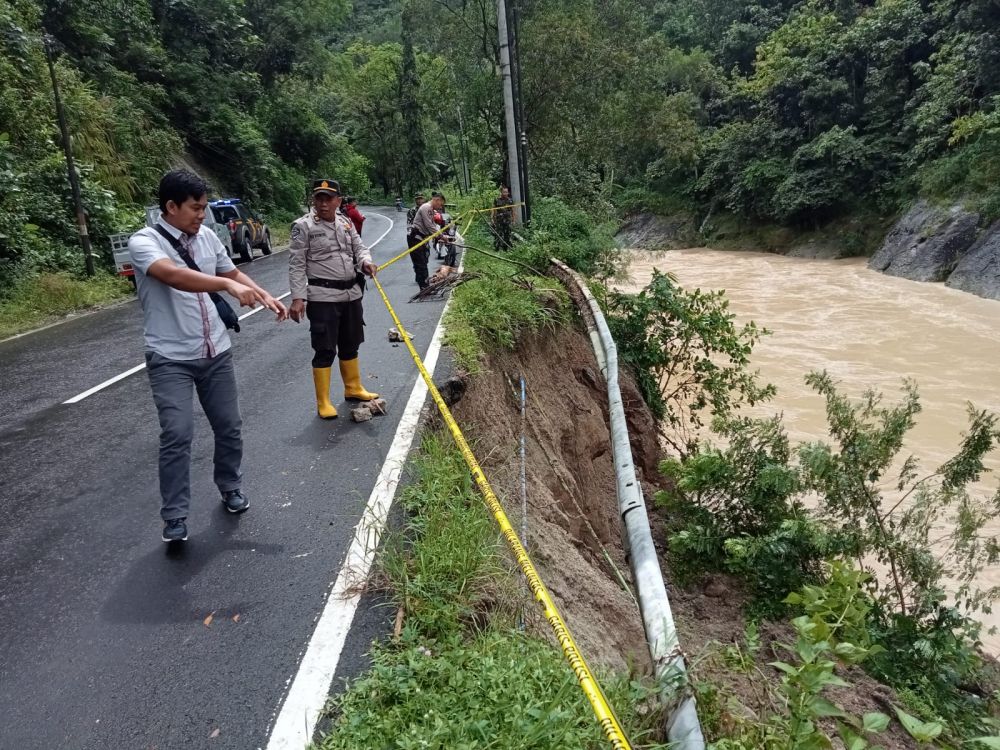 Polres Pacitan beri tanda garis pengamanan di TKP longsor