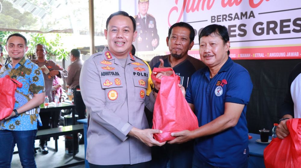Kapolres Gresik AKBP Adhitya Panji Anom saat memberikan bingkisan