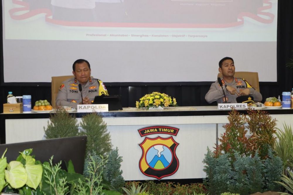 Kapolda Jatim Irjen Pol Dr. Toni Harmanto didampingi Kapolres Pasuruan Kota AKBP Dr. Raden Muhammad Jauhari