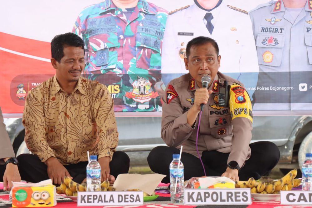 Kapolres Bojonegoro AKBP Rogib Triyanto saat Jum'at Curhat di Kecamatan Ngasem