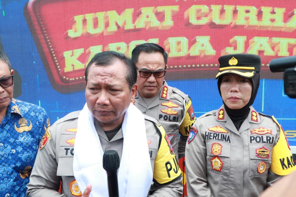 Kapolda Jatim Irjen Pol Dr. Toni Harmanto didampingi Dirlantas Kombespol M. Taslim dan Kapolres Tanjung Perak AKBP Herlina saat memberikan keterangan