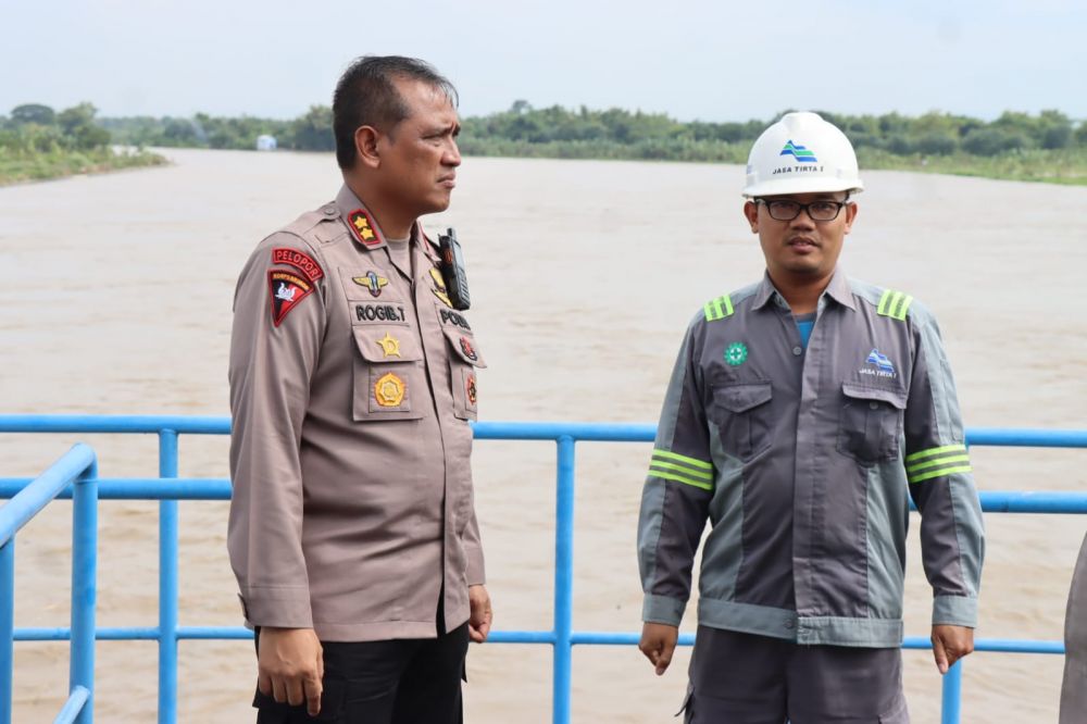 Kapolres Bojonegoro AKBP Rogib Triyanto saat cek debit air di bendungan gerak Bengawan Solo