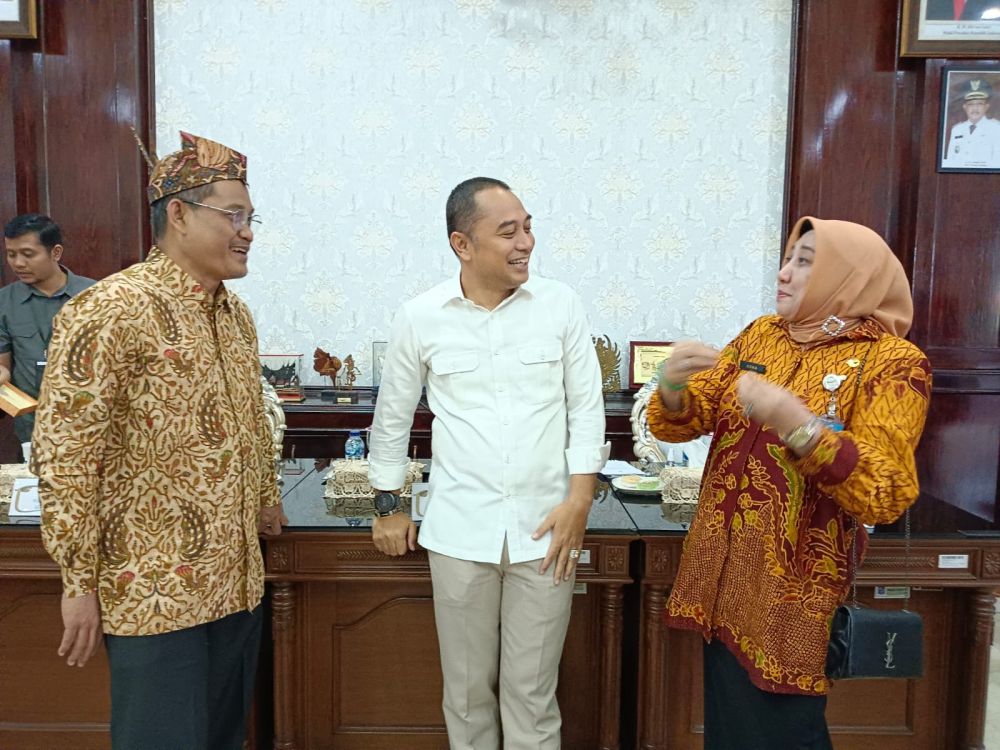 Walikota Surabaya Eri Cahyadi bersama Kaper BKKBN Jatim Maria Ernawati dan Asisten Deputi Bidang Penanggulangan Kemiskinan Sekretariat Wakil Presiden Abdul Muiz