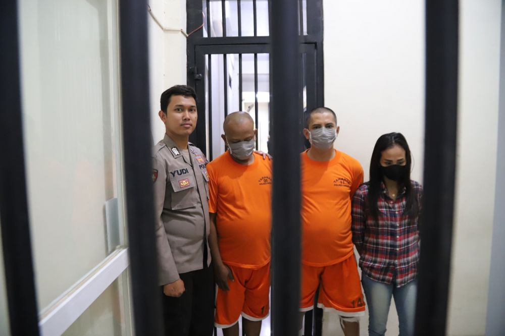 Tersangka diamankan Polres Gresik beserta barang buktinya
