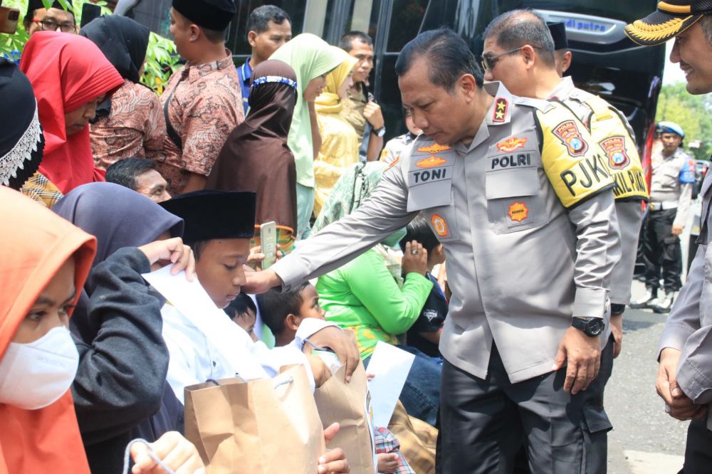 Kapolda Jatim Irjen Pol Dr. Toni Harmanto beri semangat anak Yatim-piatu