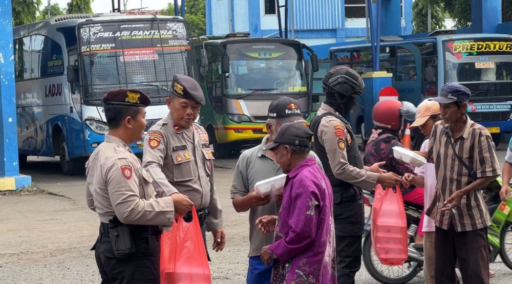 Satsamapta Polres Situbondo saat berbagi makanan ke pekerja jalanan