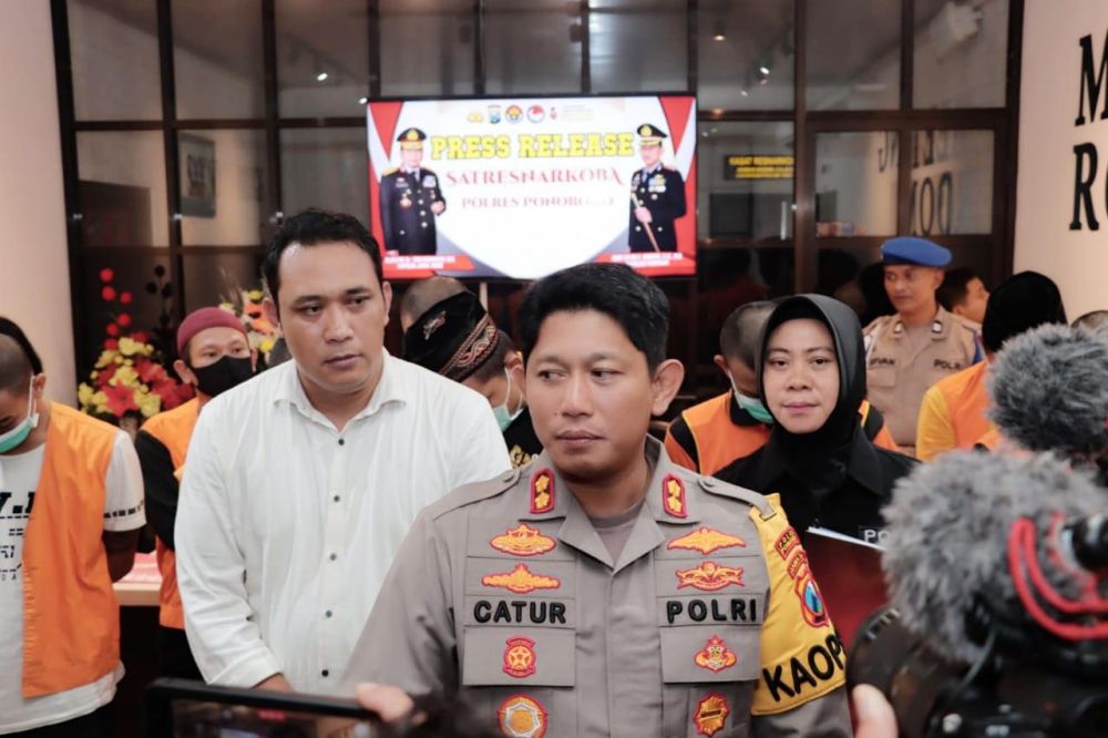 Kapolres Ponorogo AKBP Catur C. Wibowo saat memberikan keterangan
