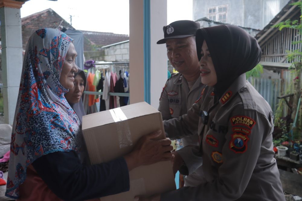 Polres Jember beri bantuan ke korban tragedi Kanjuruhan di Jember