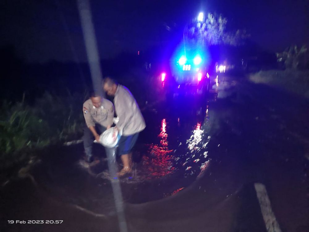 Anggota Polsek Benjeng lakukan perbaikan jalan rusak bersama warga
