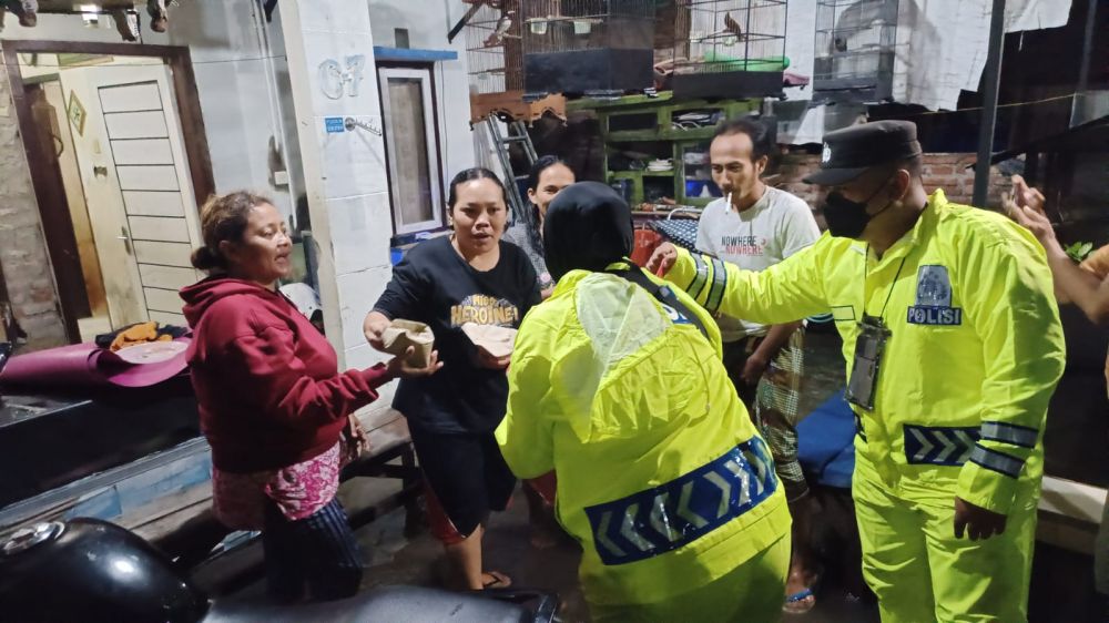 Polresta Banyuwangi bantu warga terdampak banjir