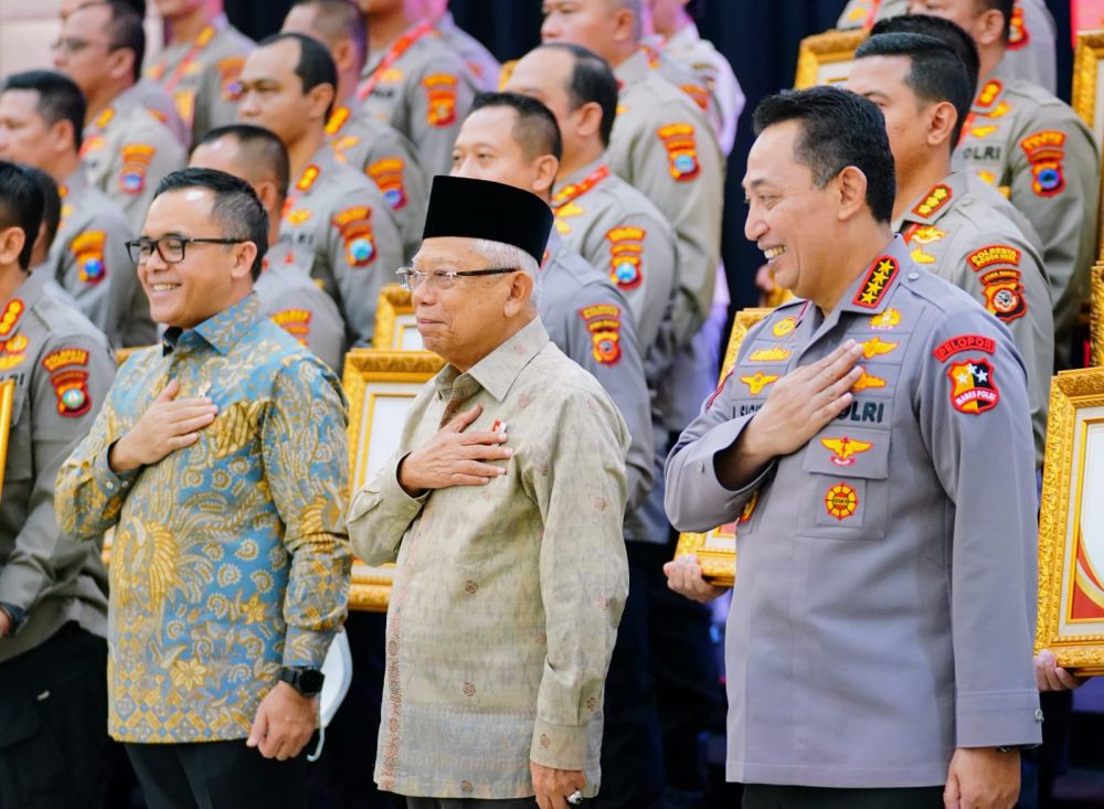 Kapolri Terima Penghargaan, Komitmen Tingkatkan Layanan Publik