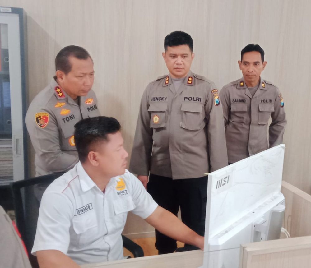 Kapolda Jatim Irjen Pol Dr. Toni Harmanto saat cek ruang SPKT Polda Jatim