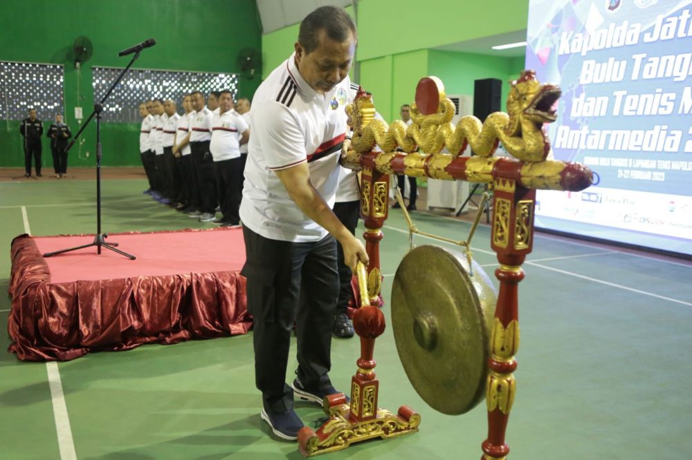 Kapolda Jatim Irjen Pol Dr. Toni Harmanto saat resmikan kejuaraan tenis meja dan bulutangkis peringati HPN 2023