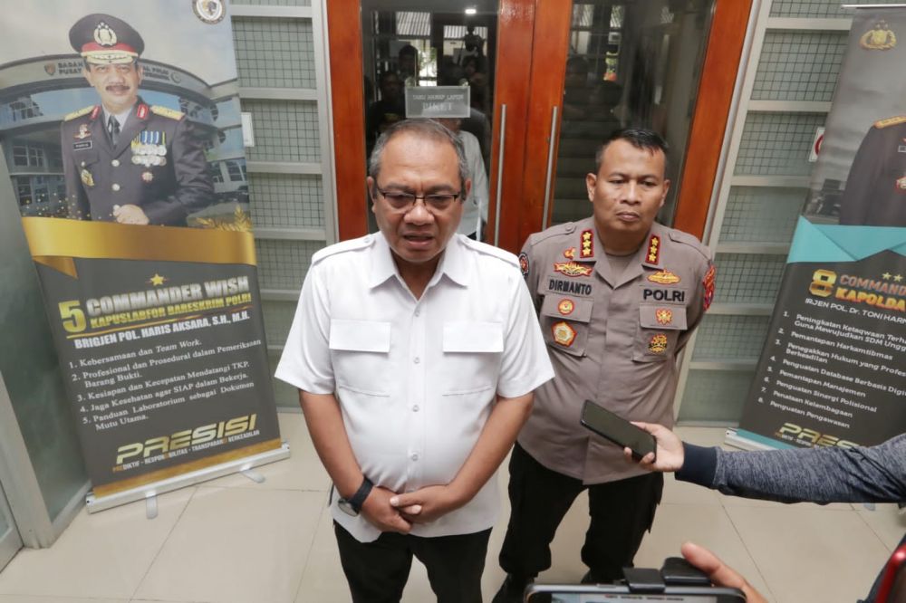 Kabid Labfor Polda Jatim Kombespol Sodiq Pratomo saat memberikan keterangan didampingi Kabid Humas Polda Jatim Kombespol Dirmanto