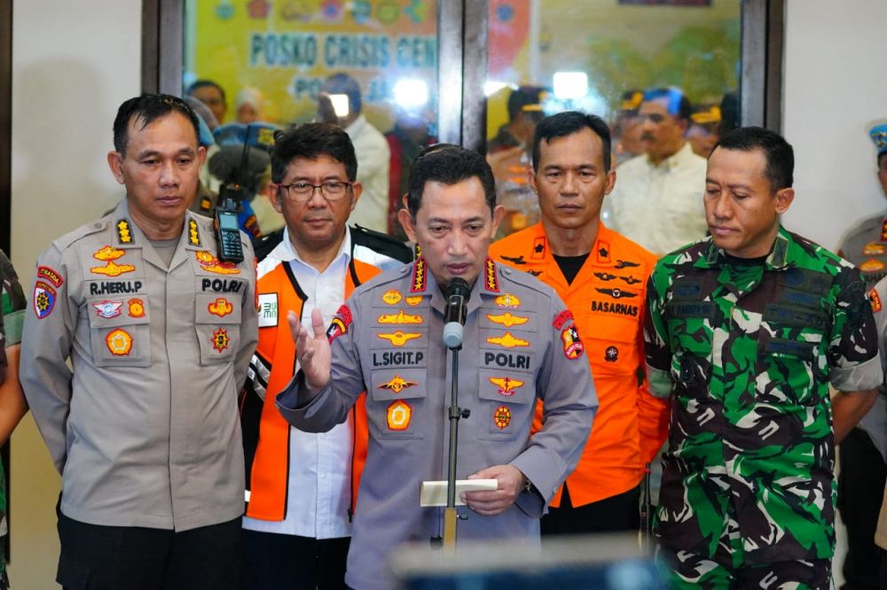Kapolri Jenderal Listyo Sigit Prabowo saat memberikan keterangan terkait kecelakaan helikopter Kapolda Jambi