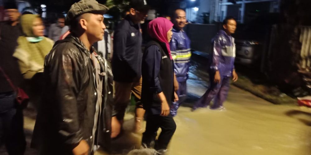 Kapolsek Driyorejo Kompol Herry Moriyanto Tampake dampingi Gubernur Jatim Khofifah Indar Parawansa tinjau lokasi banjir