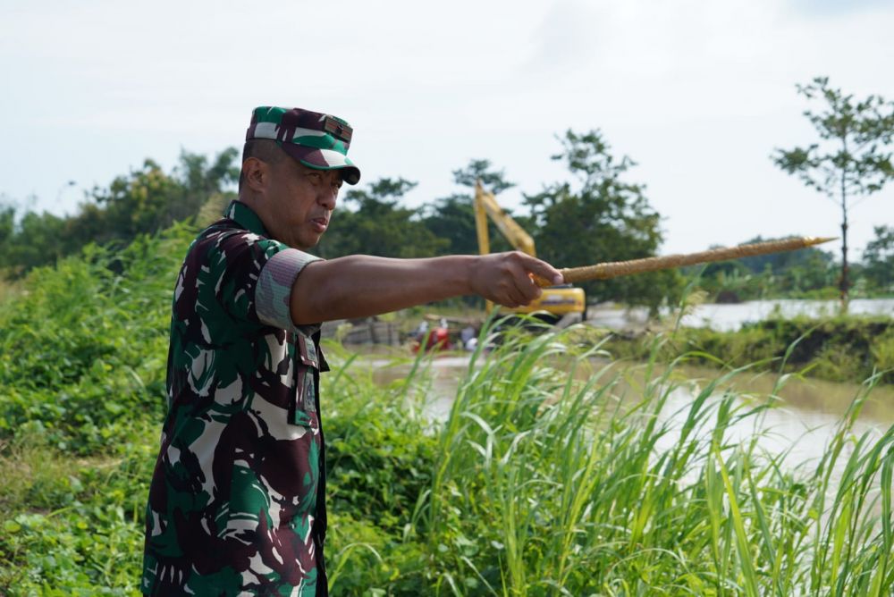 Danrem 084/BJ Brigjen TNI Terry Tresna Purnama saat tinjau lokasi banjir di Driyorejo Gresik