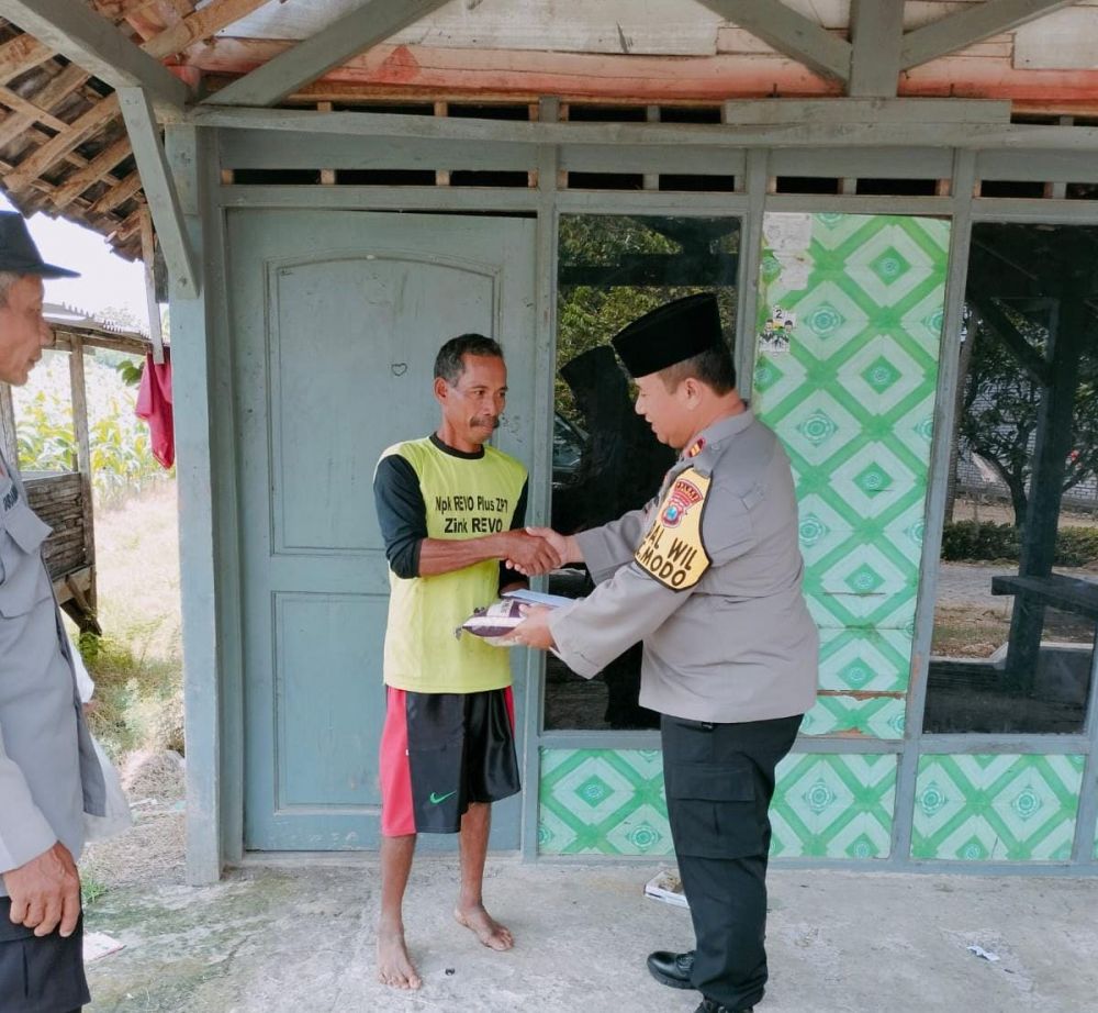 Polres Lamongan berbagi sembako dan nasi bungkus ke warga kurang mampu