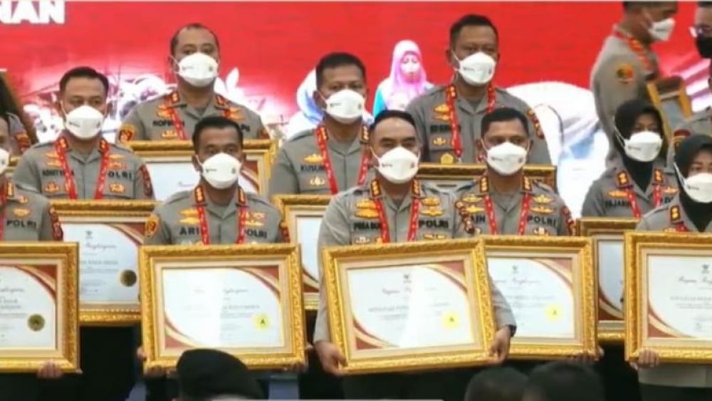 Polres Jajaran Polda Jatim Terima Penghargaan dari Kemenpan RB
