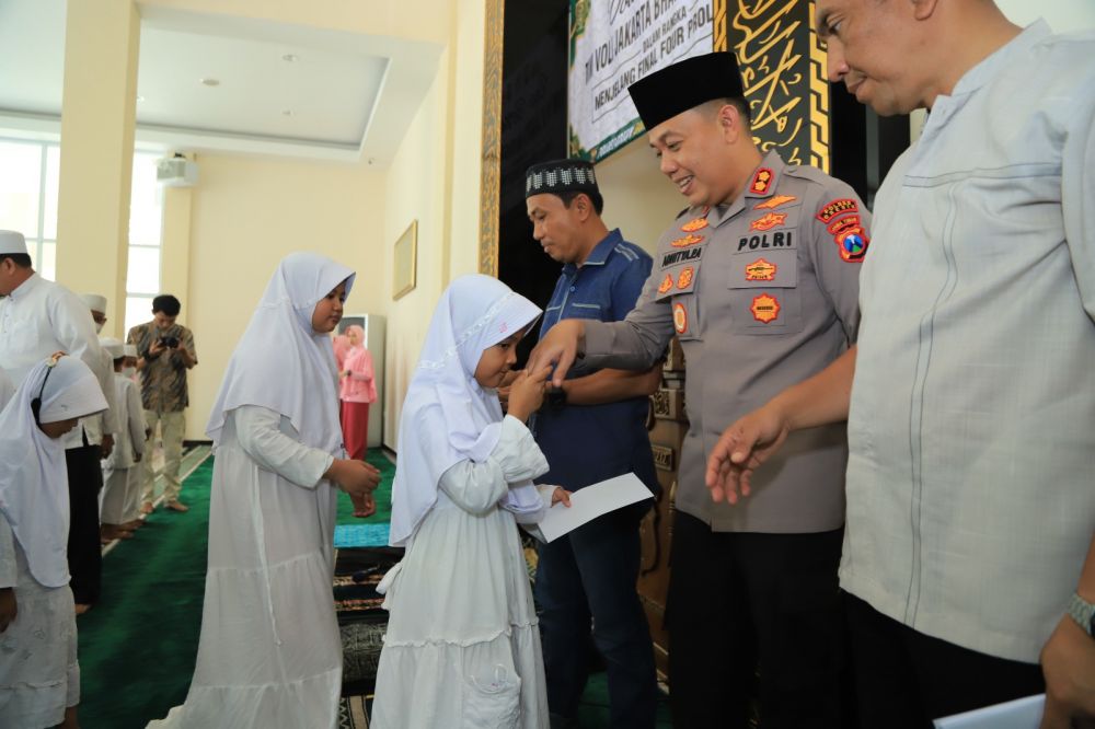 Kapolres Gresik AKBP Adhitya Panji Anom saat beri bantuan ke anak Yatim-piatu