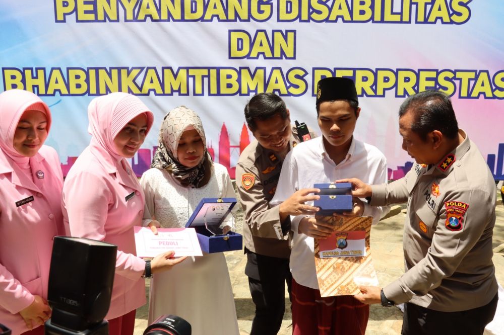 Kapolda Jatim Irjen Pol Dr. Toni Harmanto berikan santunan ke yatim-piatu dan Disabilitas di Pacitan