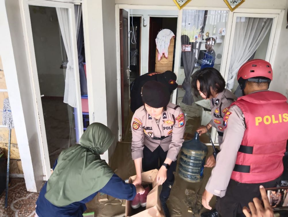 Satsamapta Polres Gresik bersama Polsek setempat bantu warga bersihkan sisa banjir
