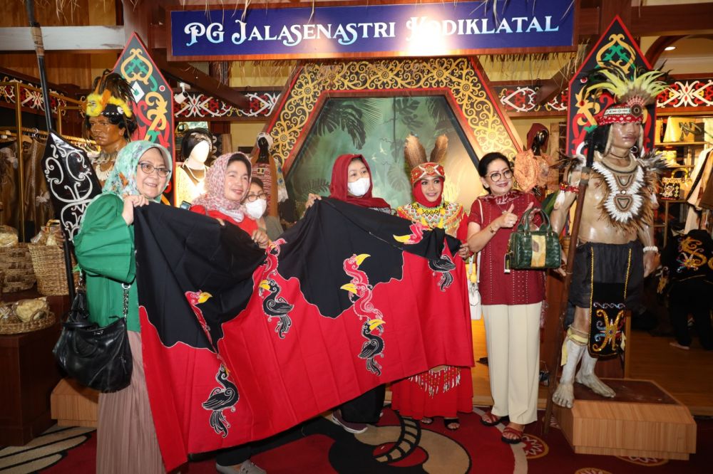 Gabungan Jalasenastri tunjukkan kriya khas tanah Borneo