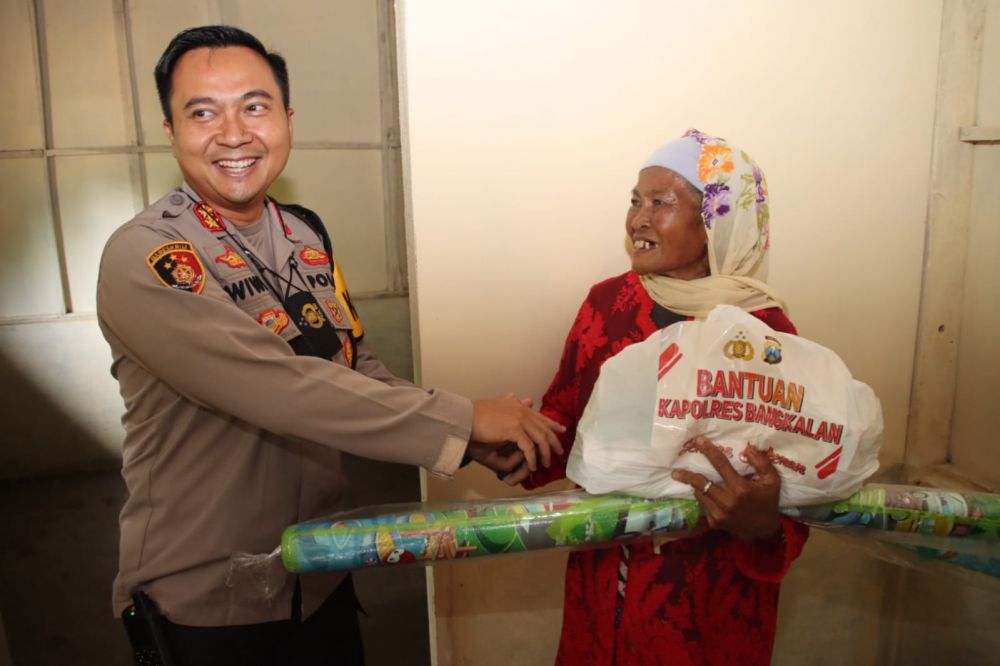 Kapolres Bangkalan AKBP Wiwit Ari Wibisono saat bertemu nenek Situ Rokayyah