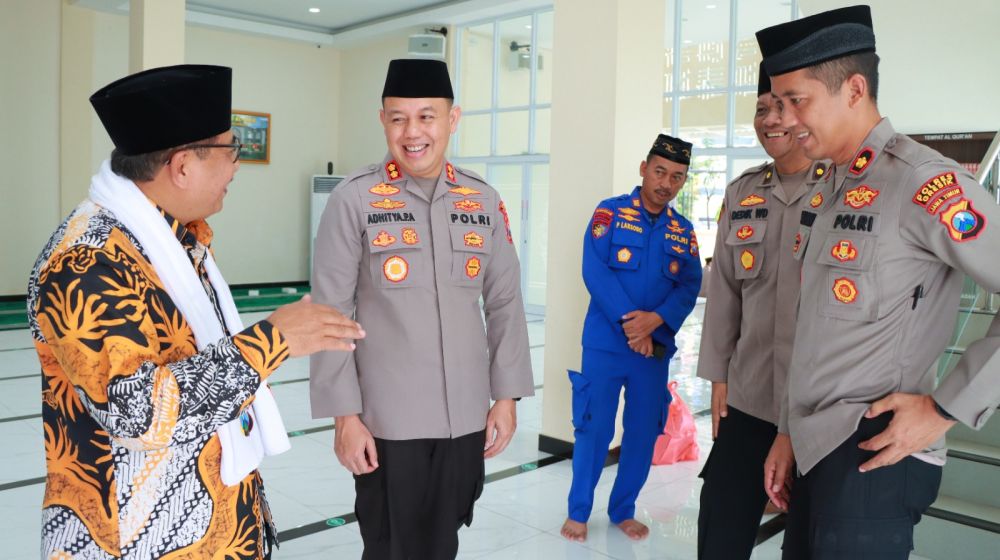 Kapolres Gresik AKBP Adhitya Panji Anom saat tamah dengan para PJU dan ustadz Dr. KH. Sukron Djazilan