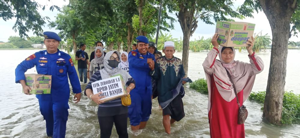 Ditpolairud Polda Jatim bersama Polres Gresik tinjau banjir Gresik