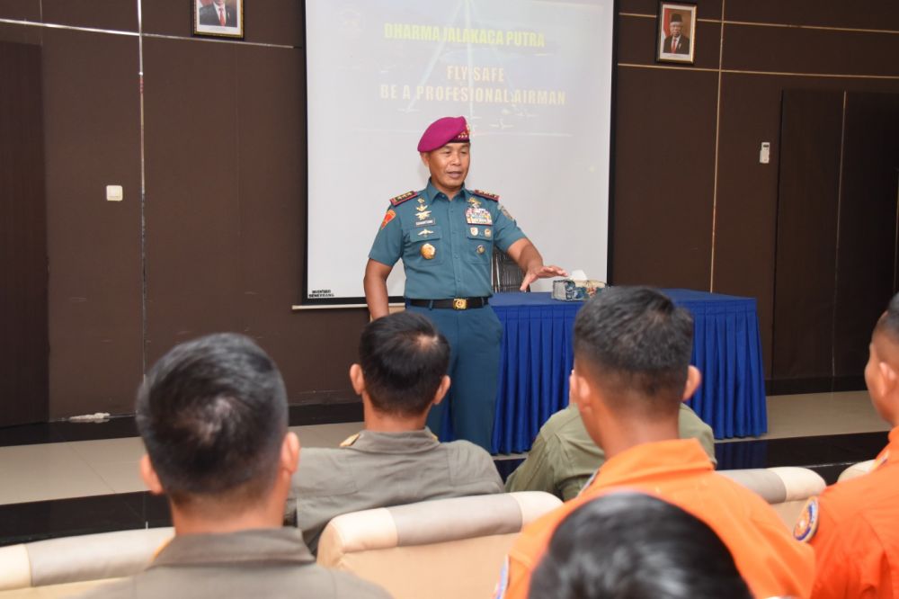 Dankodiklatal Letjen TNI Marinir Suhartono saat tinjau siswa penerbang TNI AL berlatih