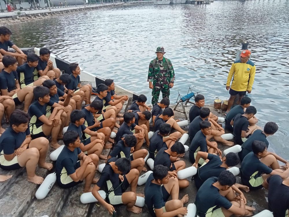Siswa Dikmaba TNI AL latihan renang laut