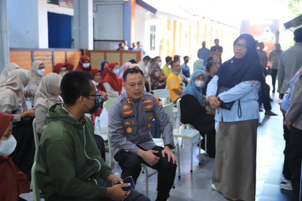 Kapolres Gresik AKBP Adhitya Panji Anom ramah tamah dengan peserta vaksinasi