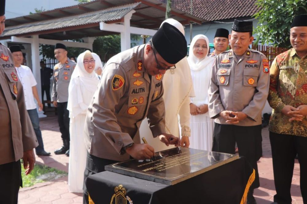Kapolres Trenggalek AKBP Alith Alarino saat peresmian masjid setelah direnovasi